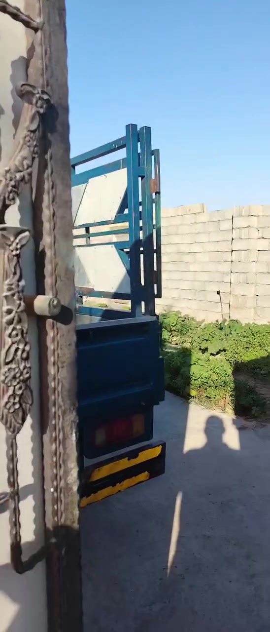 ربع دونه  مع دار مساحه 300 متر العنوان الجسر الفرنسي سيطره الاتحاديه على اليمين اول نزله تبليت بنهايتها البيت طابوق درجه اولى بنات 26 السعر 85 وبي مجال رقم الهاتف ***********
