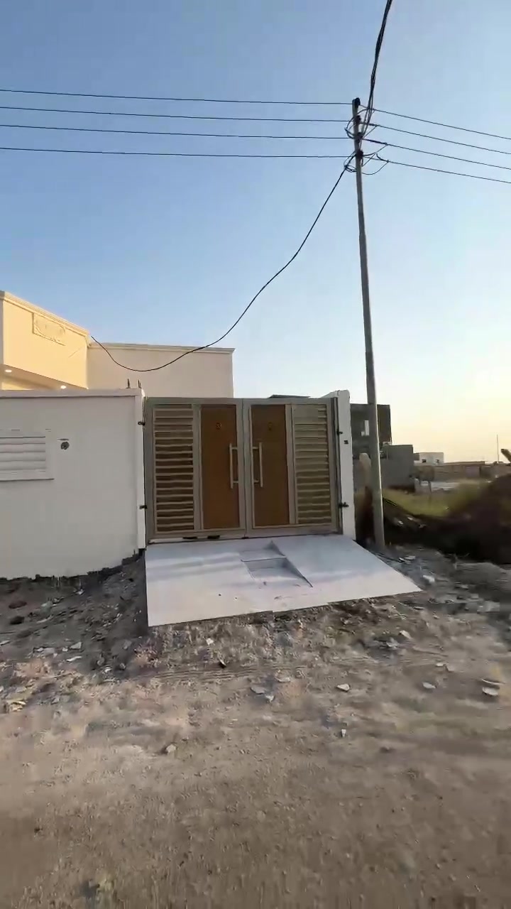 دار سكن للبيع ⛪️
#المساحه :: 250متر  بناء حديث 

(تستلم مفتاح عند المكاتبه) 

#يحتوي البيت على ثلاث غرف نوم 

و ديوان 

و صاله 

و مطبخ 

و صحيات داخلي و خارجي و كراج سياره 

بيت كلش مرتب 

كافه الخدمات متوفره 

#جنس_العقار :: طابو صرف زراعي بأسم عراقي سند ٢٥ 

#العنوان بصره ابو الخصيب كوت الحمداني 

( شارع 10 متر تبليط) 

#السعر 130 مليون   و بي مجال 

#للاستفسار الاتصال على الهاتف*********** 📞📳

للعلم فارق جاهز للسكن تتكتب تسلم بيتك
