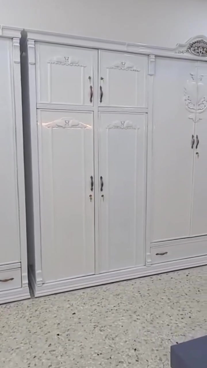 السلام عليكم غرفه نوم جديده ما مستخدمه احطاطه درجه اولى صبغ حراري أبيض الشراي يتفظل خاص العنوان أبو غريب قرب النفق للتواصل على هذا الرقم بي واتساب ***********
