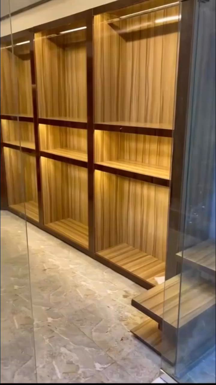 كنتور عرض ملابس كلش نضيف القياس 3 أمتار و نص الموقع بعقوبه التواصل عل واتساب*********** واتساب فقط للتواصل ومعرفه اليعر
