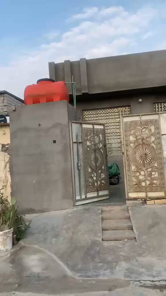🏡 للبيع بيت بغداد جسر ديالى منطقة الوردية 
📍 الموقع: شارع ماهر /قرب ماركت الربيعي 
📐 المساحة: 200 متر
📄 عقد 117
🏠 الواجهة: 10 متر
📏 النزال: 20 متر
✅ فول خدمات
بناء بلوك گلب ..يتكون البيت من حديقه وكراج واستقبال وهول وغرفتين نوم وصاله ومطبخ وصحيات خارجيه وداخليه...الارضيه بورسلين 
السعر 75وبي مجال للشراي
للاستفسار والتواصل:
📞 ‏‪***********‬‏

