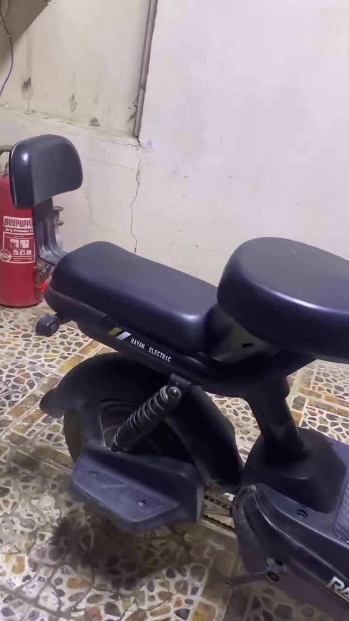 سلام عليكم
دراجه شحن ريان 
حجم ١٤ نضيفه 
اشاره يمين يسار 
ثلاث نمر 
اربع بطاريات 
السعر ٢٢٥ الف 
للاستفسار ***********
