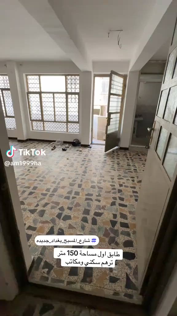 السلام عليكم توفرت شقه سكنية للايجار طابق اول مساحه الشقه 150 متر تحتوي الشقه على غرفتين نوم وصاله كبيره ومطبخ حار وبارد وحمام وبلكونه علماً ان الشقه تصلح سكن ( طلاب— شباب— مخزن —عائلة ) المكان بغداد الجديدة شارع المسبح قرب مستشفى العلماء الأهلية الاستفسار الاتصال على الرقم *********** الاستفسار يجي خاص
