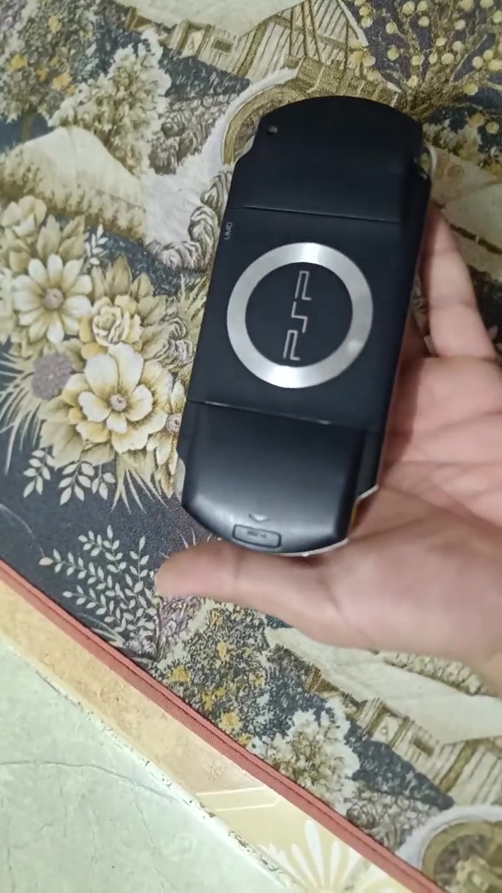 سلام عليكم اخون عندي هاذ الpsp الجهاز حلو بي العاب وتكدر تضيف العاب لان الشريحه مالته تكدر تخليه بالامبايل وتضيف العاب موجود بي شاحنه وبطاريته جديدة سعره 100 مكاني بابل الاكرمين رقمي *********** الشراي بي خير ويدلل
