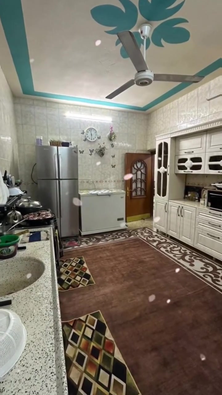 🏡 فرصة عقارية مميزة للاستثمار والسكن

إذا تبحث عن بيت مناسب للسكن أو للاستثمار وتحقيق دخل من الإيجار، فهذه فرصة تستحق الاهتمام.

📍 الموقع: حي الجامعة – قريب من جامعة سيد جبار.
📐 المساحة: 200 متر مربع.
🏠 المواصفات:

- بيت طابقين.
- طابق ارضي كراج مطبخ هول استقبال غرفة نوم عدد 2
- طابق ثاني  حوش استقبال مطبخ غرفة نوم عدد 2 صحيات 
- كل طابق مستقل.
- البيت نظيف جداً وجاهز للسكن.
- العقار معزول.
- سند العقار طابو باسم شخص.
- يقع على شارع عريض.

📞 للاستفسار عن السعر أو لمزيد من التفاصيل، تواصلوا معنا عبر الأرقام الموجودة في الصفحة.

***********     =====      *********** 

📍 عنوان المكتب: حي الواسطي، مجاور مول حاج زياد، مقابل مزاد شيخ الجبل، مقابل ستائر إيلاف، مجاور صيدلية الهدى.

كما نستقبل جميع عروضكم من:
✅ بيع وشراء الدور والأراضي.
✅ تأجير العقارات.
✅ الاستثمارات العقارية.
✅ خدمات المقاولات والتعمير.

تاج الوسيط الذهبي للعقارات – محافظة كركوك
🌹 أهلاً وسهلاً بكم، نحن دائماً في خدمتكم.
