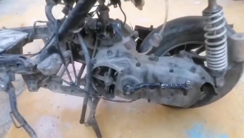 متاح دراجة مثل ماواضح بل تصوير محرك نضيف ماكس ودبلات وتايرات نضيفة غراضهة شغالة ونضيفة ابيع واقع حال سعر ٥٠ هذا رقم صاحبهة ***********
