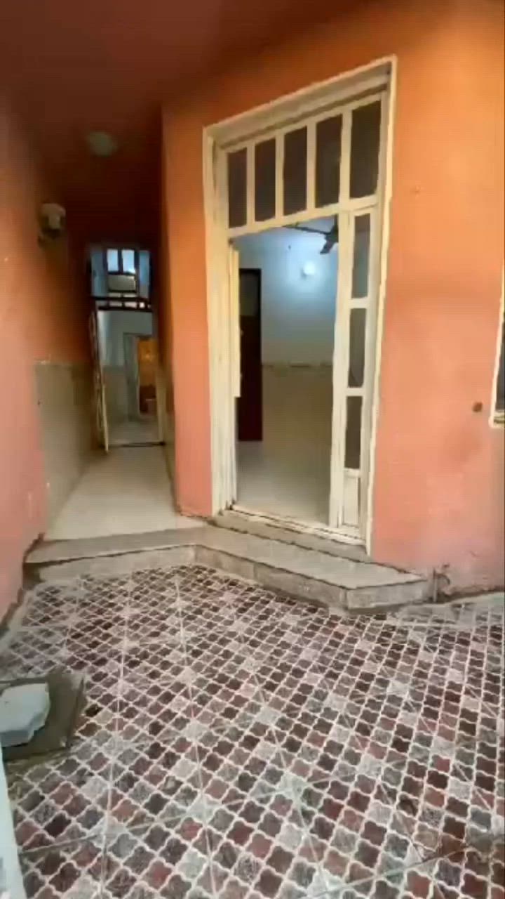 للايجار الدوره شارع جامعه دجله ٧٥م ٣ طوابق يحتوي على ٣ نوم صاله مطبخ خدمات اجاره ٦٠٠ واتساب ***********
