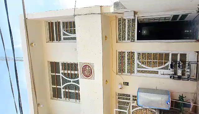 للبيع بيت سكني في ديالى – بعقوبة – منطقة الغالبية

📍 الموقع: خلف مجمعات الغالبية السكنية.

📐 المساحة: 125 م²
📏 الواجهة: 6 متر
📏 الطول (النزال): 25 متر
🏠 عدد الطوابق: طابقان

الطابق الأرضي:

* كراج سيارة
* غرفة استقبال
* غرفة نوم
* صالة
* مطبخ
* مجموعة صحية

الطابق الأول:

* غرفة نوم كبيرة
* استقبال/هول
* ممر
* شرفة أمامية (واجهة)
* سطح

💰 السعر الكلي للبيت: 75 مليون دينار عراقي.

🏦 البيت مشمول بقرض المصرف العقاري (المبادرة):

* المتبقي على القرض: 45 مليون دينار.
* يدفع المشتري 30 مليون دينار للبائع وتحول المعاملة باسمه.
* القسط الشهري للدولة: 219 ألف دينار.

📞 للاستفسار والمعاينة يرجى التواصل على الرقم: (***********)

فرصة جيدة للسكن أو الاستثمار في موقع هادئ وقريب من الشارع الي يربط بغداد _بعقوية