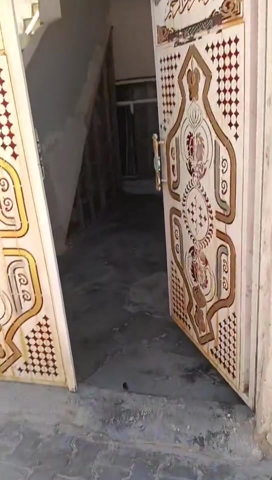 سلام عليكم بيت لل بيع طابو صرف بغداد مدينه الصدر قطاع 61 بضهر جامع رسول بيت 144 تفاصيل البيت خاص او تصال *********** او *********** وبل خدمه
