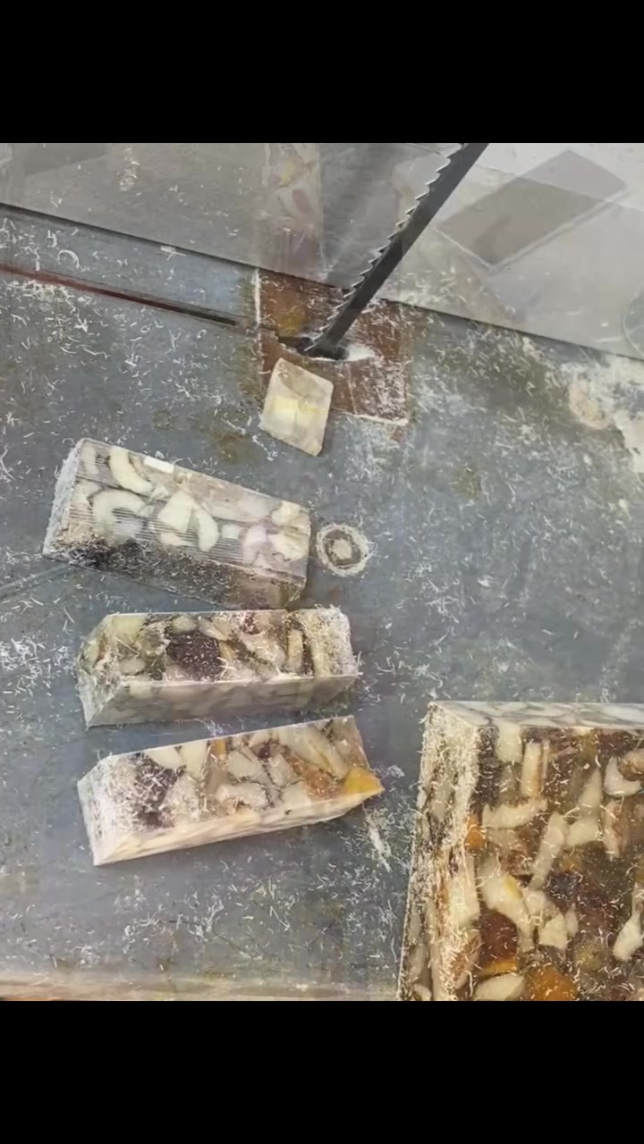 هذه مو سبحة اعتيادية...
سندلوس ألماني، بمقابض مكبوسة، بفكرة جديدة من مهند الموصلي.
كل تفصيلة انعملت بعناية، حتى تطلع القطعة بهوية مختلفة ولمسة تميزها عن غيرها.
إحنا ما نقلد ...
إحنا نبتكر، ونترك لكل قطعة بصمتها الخاصة.
#جراخة_مهند_الموصلي
فخامة تُصنع بالإتقان... وتُعرف من أول نظرة
***********
