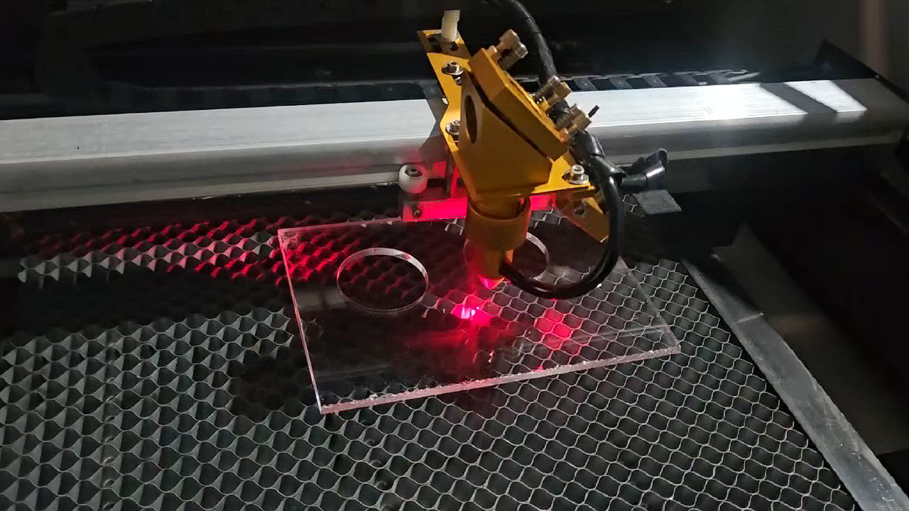 ماكينة نقش وقطع ليزر CO₂ (CO2 Laser Engraving and Cutting Machine – 50W)

هذا جهاز ماكينة نقش وقطع بالليزر (Laser Engraving/Cutting Machine)، CO₂.
يستقبل قياس 40*30 بمعنى حجم A3 
🔧 ماذا يفعل؟

* يقوم بـ نقش (حفر) الرسومات أو النصوص على مواد مختلفة.
* يمكنه أيضًا قص المواد بدقة عالية.

🧱 المواد التي يعمل عليها عادة:

* الخشب
* الأكريليك (البلاستيك الشفاف والالوان)
* الجلد
* الورق والكرتون
* بعض أنواع القماش

للاستفسار المراسله على الواتساب 
***********

