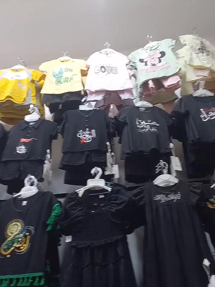 سلام عليكم محل ملابس أطفال للبيع التفاصيل داخل الصوره
