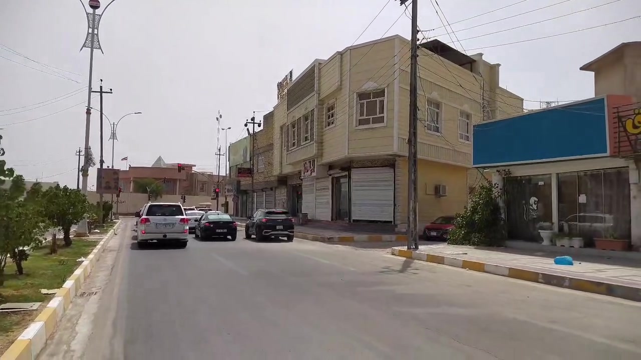 بيت للبيع في حي رافدين قرب تقاطع المحكمه بدايه شارع المعوقين 
تجاري موجهه ع شارع مباشره 
مساحته 235 متر 
واجهه 10 متر / ونزال 23.5
يصلح بنايه تجاريه او مشروع استثماري 
البيت بيه محلات 2 
مواصفات البيت : اربع غرف نوم طابق الاول اثنين والطابق الثاني هم غرفتين مع صاله مع كراج سياره واسع يكفي سيارتين 
للتواصل خاص .
رقمي *********** متواجد واتساب.
