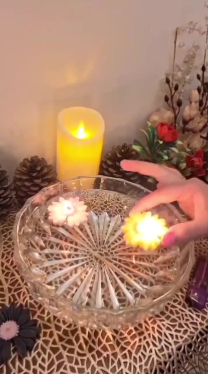 جمال ورد الاقحوان مع ضوء الشموع ...تفاصيل صغيرة تحول ركن البيت لقطعة من الخيال✨🕯️
للطلب والأستفسار مراسلة دايركت 💌 أو على واتس اب ***********
