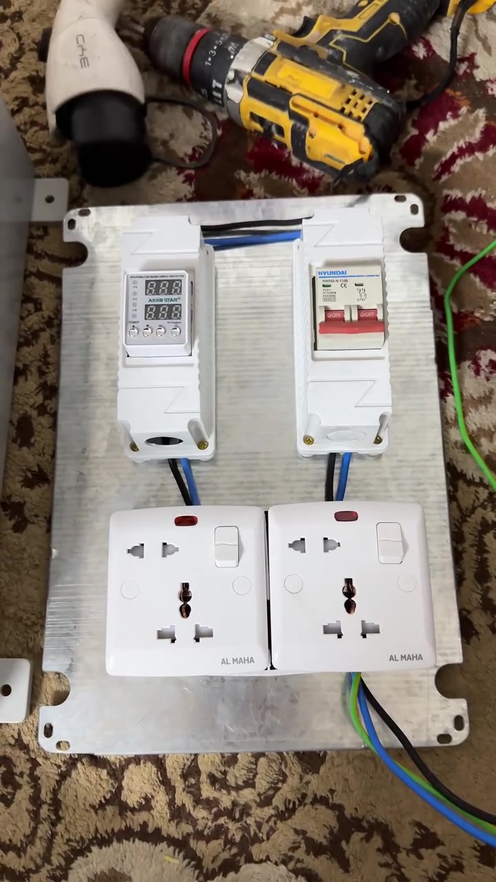 لمالكي السيارات الكهربائية 🚗⚡.. شحن آمن ومستقر لسيارتك بالبيت!
تم بعون الله تجهيز وتقفيل بوكس حماية متكامل لشاحن السيارة الكهربائية، بمواصفات أمان عالية لحماية سيارتك وشاحنك من مشاكل الكهرباء:
🔹 جهاز حماية رقمي: لمراقبة الفولتية وحماية الشاحن من الارتفاع أو الانخفاض المفاجئ في التيار.
🔹 قاطع دورة (Circuit Breaker) أصلي: لفصل التيار تلقائياً في حالة حدوث أي التماس أو حمل زائد.
🔹 (مآخذ) عالية الجودة: تتحمل الأمبيرية العالية لفترات الشحن الطويلة.
🔹 بوكس خارجي مقاوم للرطوبة والعوامل الجوية.
💡 شغل نظيف وترتيب يعزل سيارتك عن أي مخاطر كهربائية.
📞 للحجز أو الاستفسار، راسلونا على الخاص أو اتصلوا بنا:

*********** واتساب فقط 
* ملاحظه السعر يشمل ال أيرث
