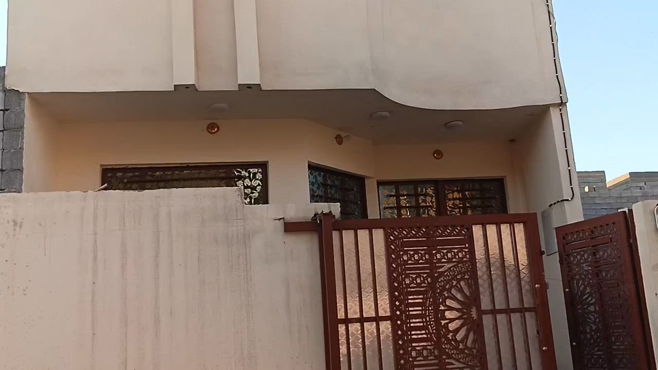 السلام عليكم
بيت للبيع طابو سند 25زراعي  مساحته 108متر مفول خير من الله 
يتكون من استقبال 5*4 مطبخ 3.5*2.40 صاله4*6
غرفه5*4حمام منور بيتونه ودرج كامل بيت كامل سيارميك درجه اولى مفول 
بعقوبه المفرك  العثمانيه حجي ناصر شارع ابو جعفر 

الاتصال على هذا الرقم ومتوفر واتساب 
***********
