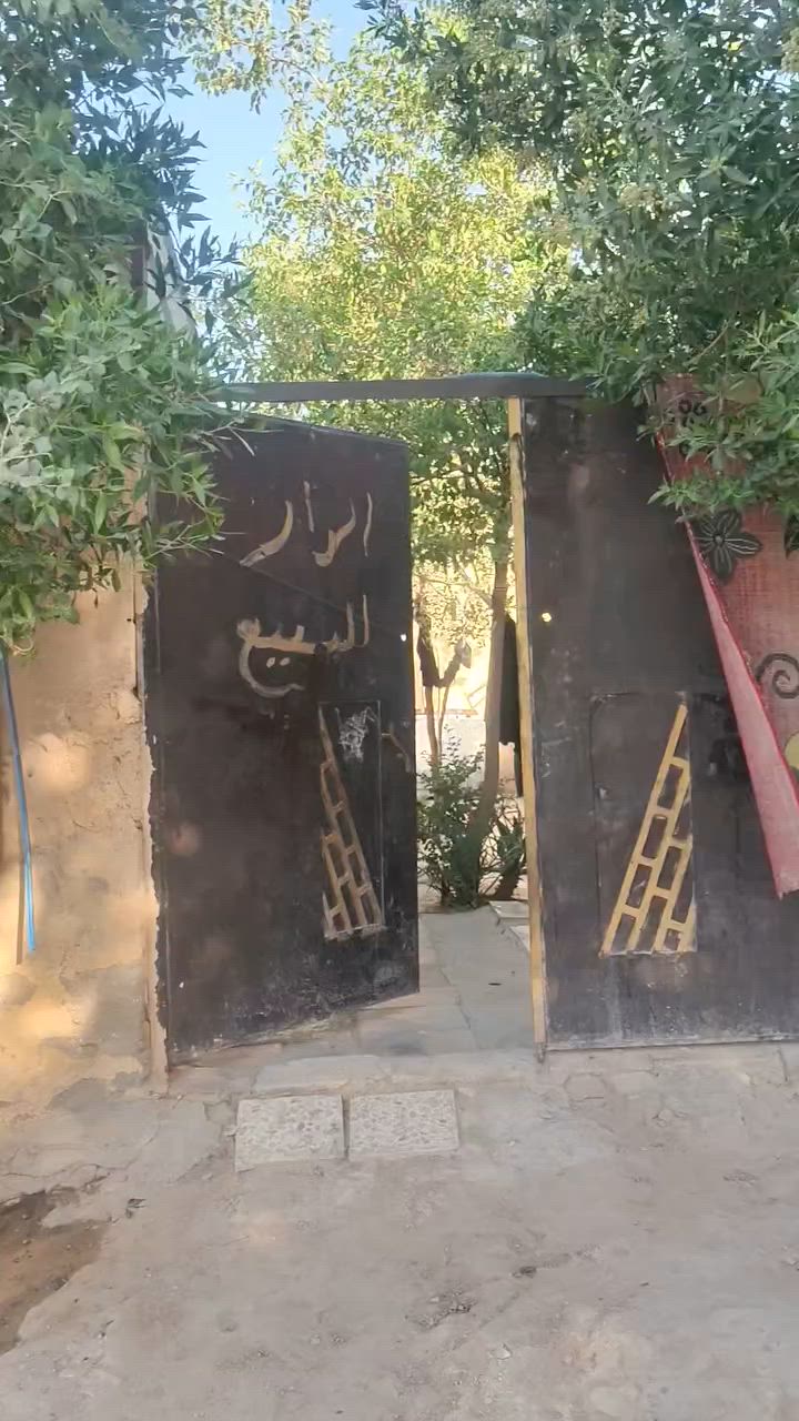 سلام عليكم دار للبيع مساحته200متر بيها مشتمل غرفه وصاله ومطبخ وصحيات ولبيت ثاني غرفتين وصاله ومطبخ وصحيات  بنفس لميتين صنف لعقار سند25بحي رمضان ابو صخير قرب مدرست المواهب بيت جاهز عوزه ملاحضات هذه رقم تليفون خابر وبخدمتك***********
