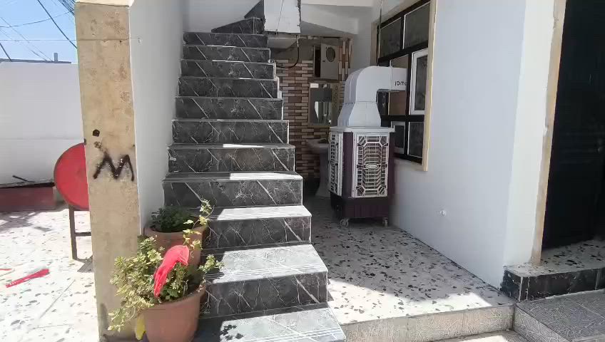 بيت للبيع جانب الايسر حي المليين قرب ساحه الكره القدم مساحه 160سند 25 بيت طابقين كامل الطابق الاول غرفتين مطبخ هول استقبال مشتملات داخل وخارج طابق الثاني غرفتين هول مطبخ مشتملات سعر 100 م تواصل ***********
