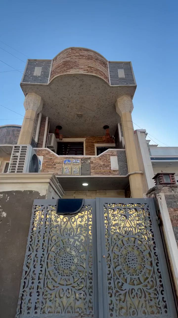 السلام عليكم
بيت في منطقة حي الزهور  للبيع 
المساحه 91 متر 
يحتوي على 4 غرف نوم كلها سويتات بالكون وحمام 
بيت نضيف للتفاصيل اكثر 
اتصال على الرقم / ***********
