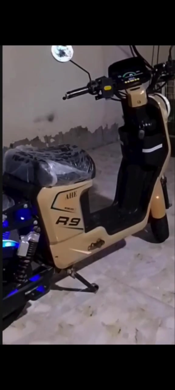 السلام عليكم R9 كفاله ما داخله مصلح بطاريات جدد وين ما تريد افحص ملف ما مفتوح كلشي شغال من الطول للطول السعر 425 وبيهه مجال قليل للأستفسار ***********
