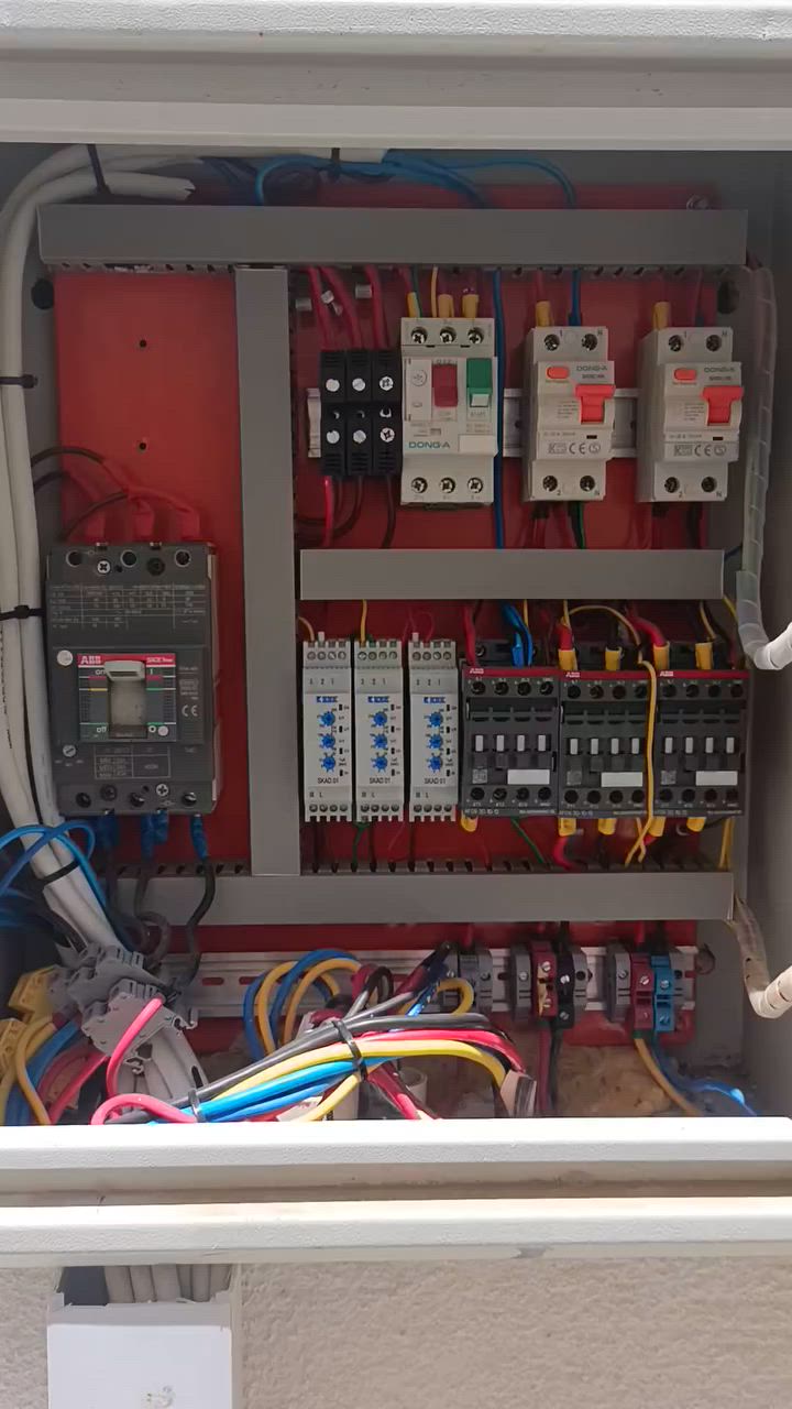 ⚡️🔧 تصميم وتنصيب منظمات فولتية AVR لمضخات أحد المسابح داخل مزرعة ، بعد معالجة مشكلة ارتفاع وانخفاض الفولتية بنجاح. 📉📈

✅ عمل هندسي احترافي لضمان استقرار الجهد وحماية المضخات وتحسين الأداء. ⚙️🔋

🛠️⚡️ مستعدون لحل المشاكل الكهربائية وصيانة البوردات وأنظمة السيطرة الكهربائية للمسابح والمزارع.

👨‍🔧 المهندس حسين الزبيدي   /   ***********

....
