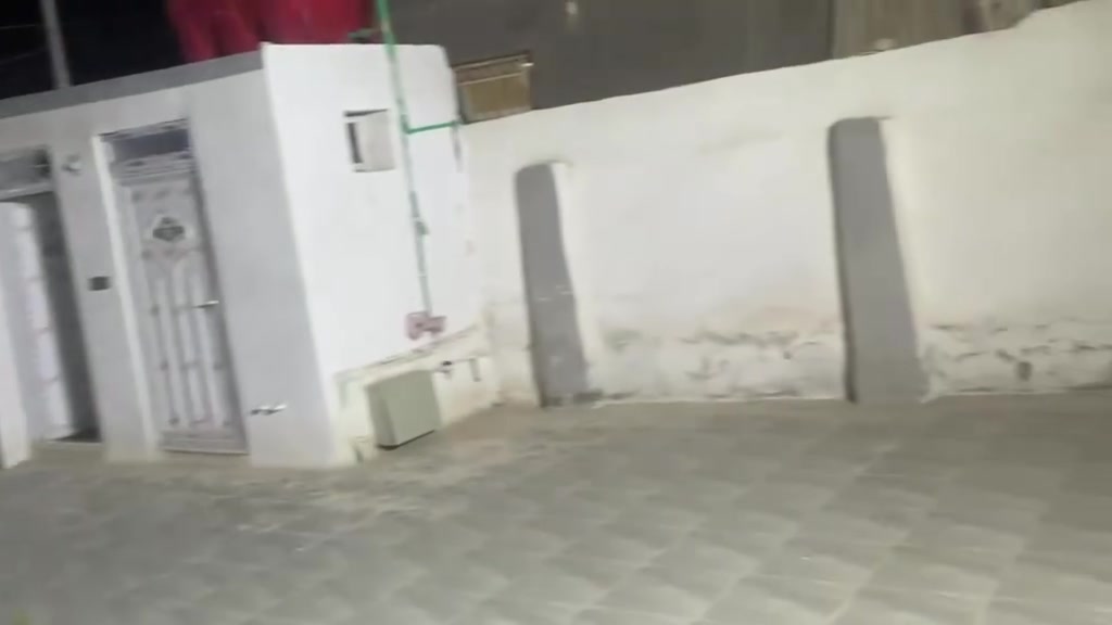 دار للبيع طابو صرف المساحة 240م العنوان الحمزة الغربي حي العسكري شارع طه قرب بيت أستاذ جلال يتكون من غرفتين وصاله ومطبخ وصحيات داخلية وخارجية وكراج سيارة وحديقة السعر 80 الاستفسار الاتصال على الرقم *********** البناء بلوك والسطح عكاده
