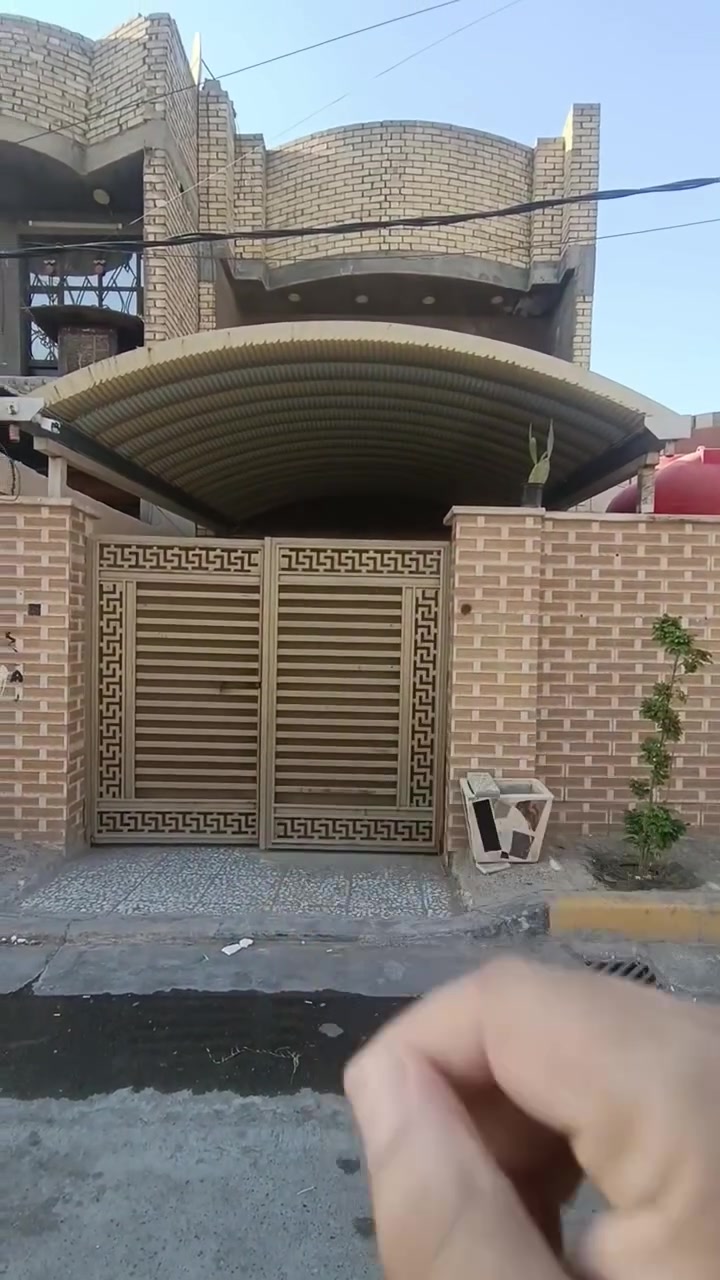 السلام عليكم توفر عندي بيت مساحه 115متر طابق ونص بي غرفتين جبهه5/نزال23/
طابو زراعي سند 25 
سند وكاله موجودات على طابو الخلاني 
المنطقه كامله كل الخدمات مي مجاري كهرباء تبليط 
موقع البيت البلديات الضباط خلف الصحفيين قرب مدرسه زين القوس منطقه حي الامير للاستفسار ***********
الرد واتساب ماسنجر أو اتصال حسن للعقار
