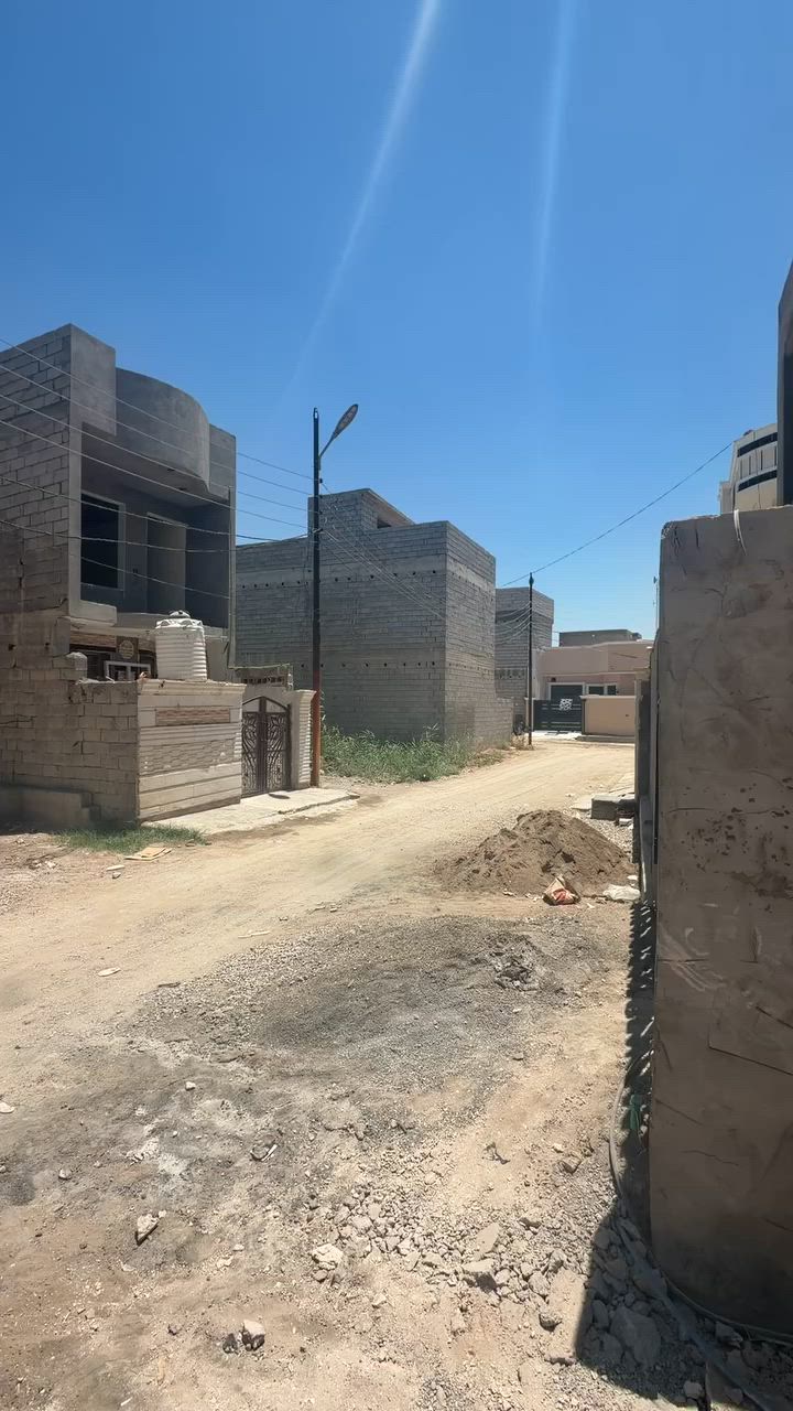 دار للبيع100 م سند 25  تقاطع القدس مدخلين من جانب الكلية يبعد فرعين والثاني من جانب مطعم خزعل الباوي يحتوي 2غرف نوم واستقبال ومطبخ وحمامات عدد2 بيت جاهز ما مسكون للاستفسار ***********
