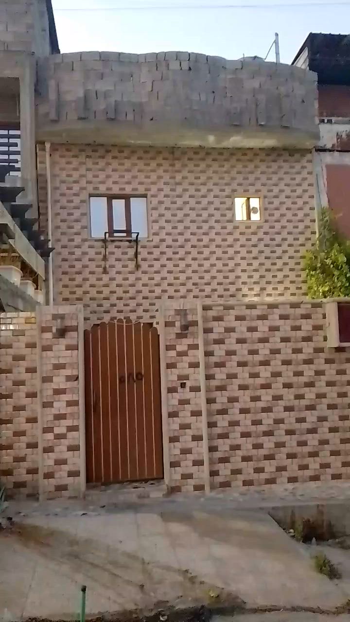 شقة منفردة للبيع محدثة كاشي سطح صبه مساحة ٨٤م موقع مميز قريب على شارع اربيل السعر ٦٠مليون قفل للتواصل على الرقم ***********/ ***********
