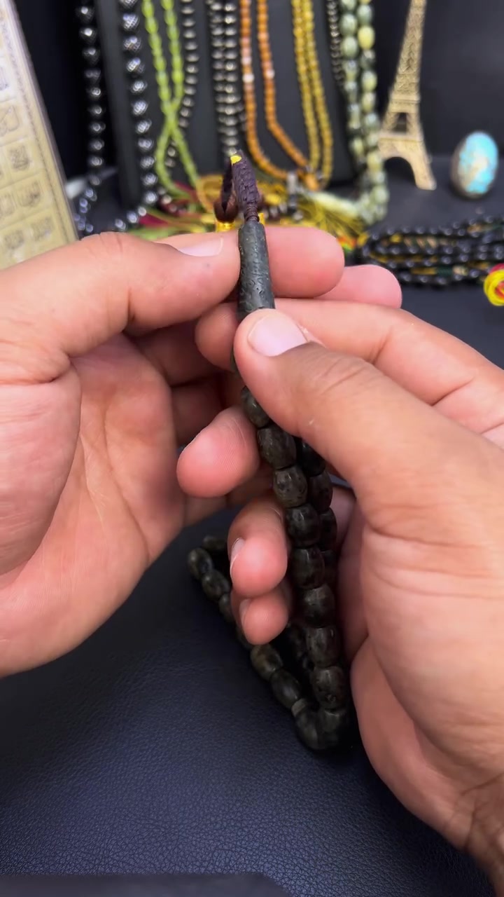 جمعة مباركة على الجميع يارب العالمين

� منقوش على شاهد السبحة آيتان كريمتان من القرآن الكريم:

﴿بِسْمِ اللَّهِ الرَّحْمَٰنِ الرَّحِيمِ ۝ إِنَّمَا صَنَعُوا كَيْدُ سَاحِرٍ ۖ وَلَا يُفْلِحُ السَّاحِرُ حَيْثُ أَتَى﴾

﴿بِسْمِ اللَّهِ الرَّحْمَٰنِ الرَّحِيمِ ۝ وَقَالَ مُوسَىٰ مَا جِئْتُمْ بِهِ السِّحْرُ ۖ إِنَّ اللَّهَ سَيُبْطِلُهُ ۖ إِنَّ اللَّهَ لَا يُصْلِحُ عَمَلَ الْمُفْسِدِينَ﴾

🌟 مميزات سبحة عباس آباد:

🔹 منقوشة بآيات كريمة يتبرك لابطال السحر والتابعة  .
🔹 حجر عباس آباد من الأحجار الطبيعية المشهورة بجمالها وتميزها.
🔹 كثير من محبي هذا الحجر أنه يمنح شعورًا بالسكينة والطمأنينة أثناء التسبيح.
🔹 يتداول الناس أنه يُقتنى للتبرك وقراءة آيات الرقية الشرعية.
🔹 مناسبة للرجال والنساء بتصميم أنيق وفاخر.
🔹 كل سبحة تتميز بعروق ونقوش طبيعية تجعلها قطعة فريدة.
🔹 هدية قيمة تجمع بين جمال الحجر وروعة النقش القرآني.

🤍 سبحة تجمع بين فخامة الحجر… وبركة ذكر الله وتلاوة كتابه

للاستفسار اكثر واتساب ***********
