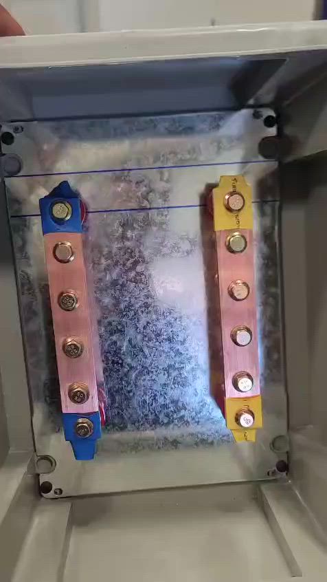 ⚡🔋 بورد بازبار مخصص لربط أكثر من بطارية

حل احترافي لتجميع وربط البطاريات داخل منظومات الطاقة الشمسية، مصمم لضمان توزيع تيار ثابت وآمن بين بطاريتين أو ثلاث بطاريات.

🔧 يتحمل لحد 400 أمبير
📏 بطول 20 سم وسماكة 6 ملم
⚡ يقلل الهدر الحراري ويزيد كفاءة التوصيل
🔋 مناسب لكل منظومات الليثيوم والأنظمة الثقيلة

في شركة ألواح تسلا للطاقة الشمسية نهتم بأدق تفاصيل الربط لأن قوة المنظومة تبدأ من جودة التوصيل.

📞 للاستفسار والتجهيز راسل الصفحة

مهندس كرار 

***********

مهندس نزار

***********

العنوان : بغداد - شارع الصناعة 

  الواح تسلا :

***********

#ألواح_تسلا_للطاقة_الشمسية
#بازبار
#BatteryBusbar
#طاقة_شمسية
#منظومات_شمسية
#العراق
