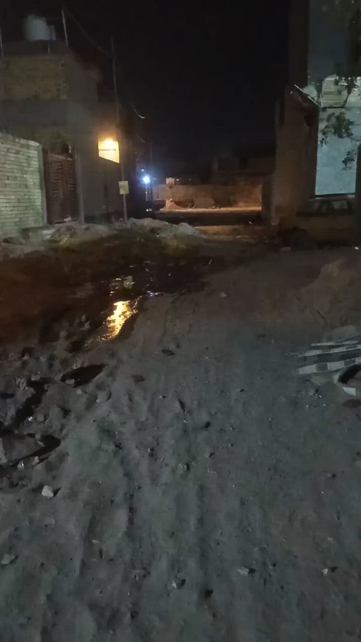 السلام عليكم بيت للبيع المساحه 100متر متكون من غرفه ومطبخ وكلدور وصاله العنوان مفرك عنانه حي الرحمن للاستفسار الاتصال على الرقم ***********
