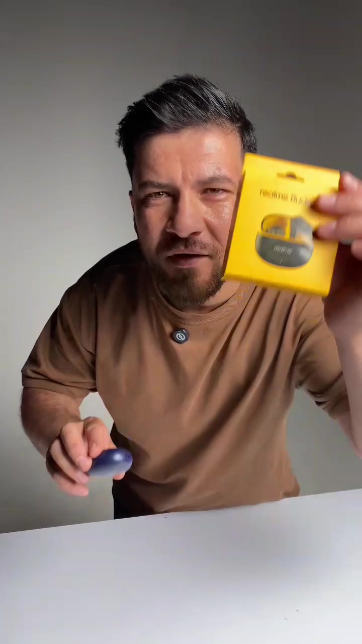 🎧🔥 صوت قوي وحريّة كاملة مع realme Buds T110!

باس عميق وصوت نقي بمشغّل 10 ملم 🎶
اتصال سريع وثابت Bluetooth 5.3 ⚡
وضع Low Latency مثالي للألعاب 🎮
مقاومة ماء + مكالمات أوضح بعزل الضوضاء 💧📞

خلي موسيقاك معك بكل وقت 🚀🎧
سماعات realme Buds T110 اللاسلكية – صوت ديناميكي وبطارية طويلة

• الموديل: RMA2306

سماعات لاسلكية من realme بتصميم عملي، موجهة للاستخدام اليومي مع صوت واضح واتصال ثابت.

المميزات:
 • مشغّل صوت ديناميكي بحجم 10 ملم لتجربة صوتية قوية.
 
• اتصال لاسلكي بتقنية Bluetooth 5.3.
 
• وضع Low Latency بزمن استجابة 88ms.
 
• مقاومة للماء بمعيار IPX5.
 
• دعم AI ENC لتقليل ضوضاء المكالمات.

 
 • المشغّل الصوتي: 10mm Dynamic Bass Driver
 • الاتصال: Bluetooth 5.3
 • زمن الاستجابة: 88ms Super Low Latency
 • تحسين المكالمات: AI ENC Noise Cancellation
سعر 15000 الف دينار فقط 
للطلب ***********