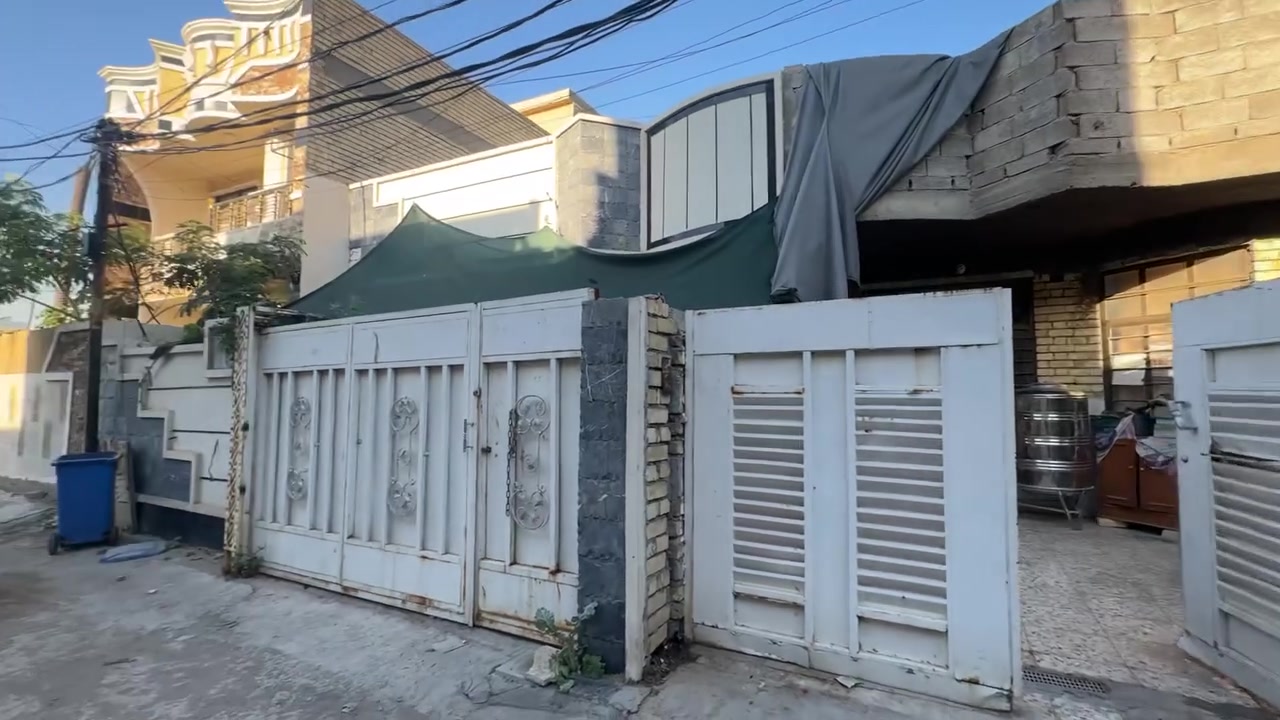 بيت المساحه 150م وجه 7.500  نزال 20م 

ملك صرف زراعي 25 مستقل 

بناء 🔨 طابوك استاره وسياج فقط بلوك 
نظيف كما موضح بالفيديو 

الموقع / حي الجزيره قرب الباب الاول شارع الصيدليه او مجمع الفياض 

السعر جداً مناسب جوه السوك :100مليون وبي مجال

للأستفسار : ***********
