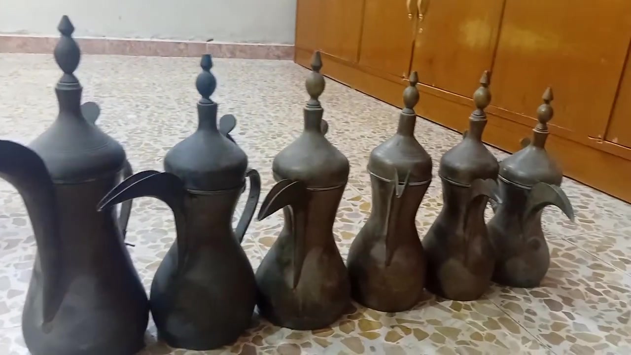 السلام عليكم للبيع دلات قديمه طرق يدوي مختوم عمر العنوان بغداد الدوره رقم ***********
