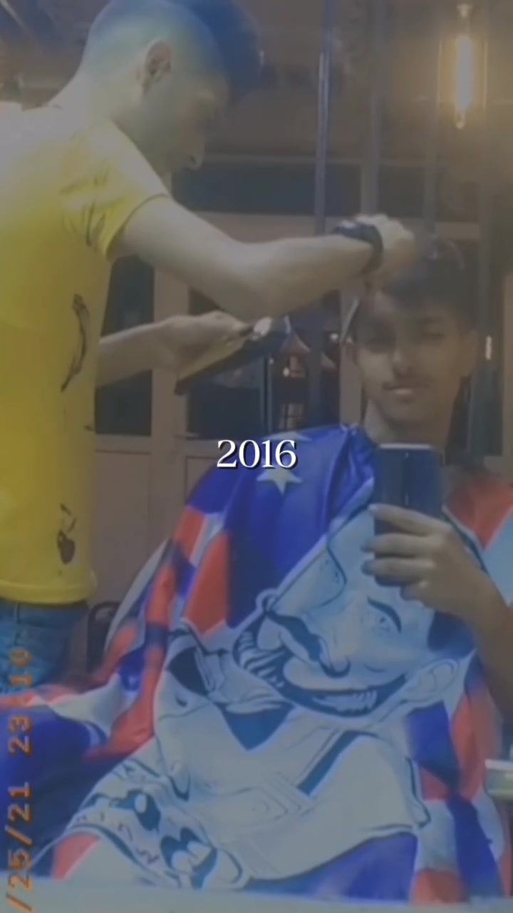 عشر سنين من العِشرة والتعب الحلو.. شكراً لثقتكم! ✂️❤️
​بين 2016 و2026، مرت عشر سنين كاملة وأنا واگف ورا هذا الكرسي. عقد من الزمان ما چان مجرد گص شعر وموس، چان رحلة مليانة ضحك، وسوالف، وعلاقات طيبة ويه ناس صاروا أكثر من زباين.. صاروا أهل وأصدقاء.
​من أول يوم بلشت بيه بـ 2016 ولهذا اليوم بـ 2026، الموديلات تغيرت والمكاين تطورت، بس الشي الثابت هو حرصي أنو يطلع كل واحد من جوه إيدي وهو راضي وبأحلى إطلالة. 👑
​شكراً لكل شخص وثق بيه ودعم شيباتي وتعب هالسنين، وشكراً للي ساندوني من البداية لحد هسة. بيكم ومستمرين وياكم للأفضل دائماً! 💈✨ 

عنوان الصالون حله البكرلي مقابل اسواق الابرش القديم صالون علي براند للحجز (***********)📞
 الموقع📍 https://maps.app.goo.gl/qZSF6bpWAbN8Bg5y5

#يوبيل_ذهبي #عشر_سنوات_خبرة #حلاقة_رجال #قص_شعر
