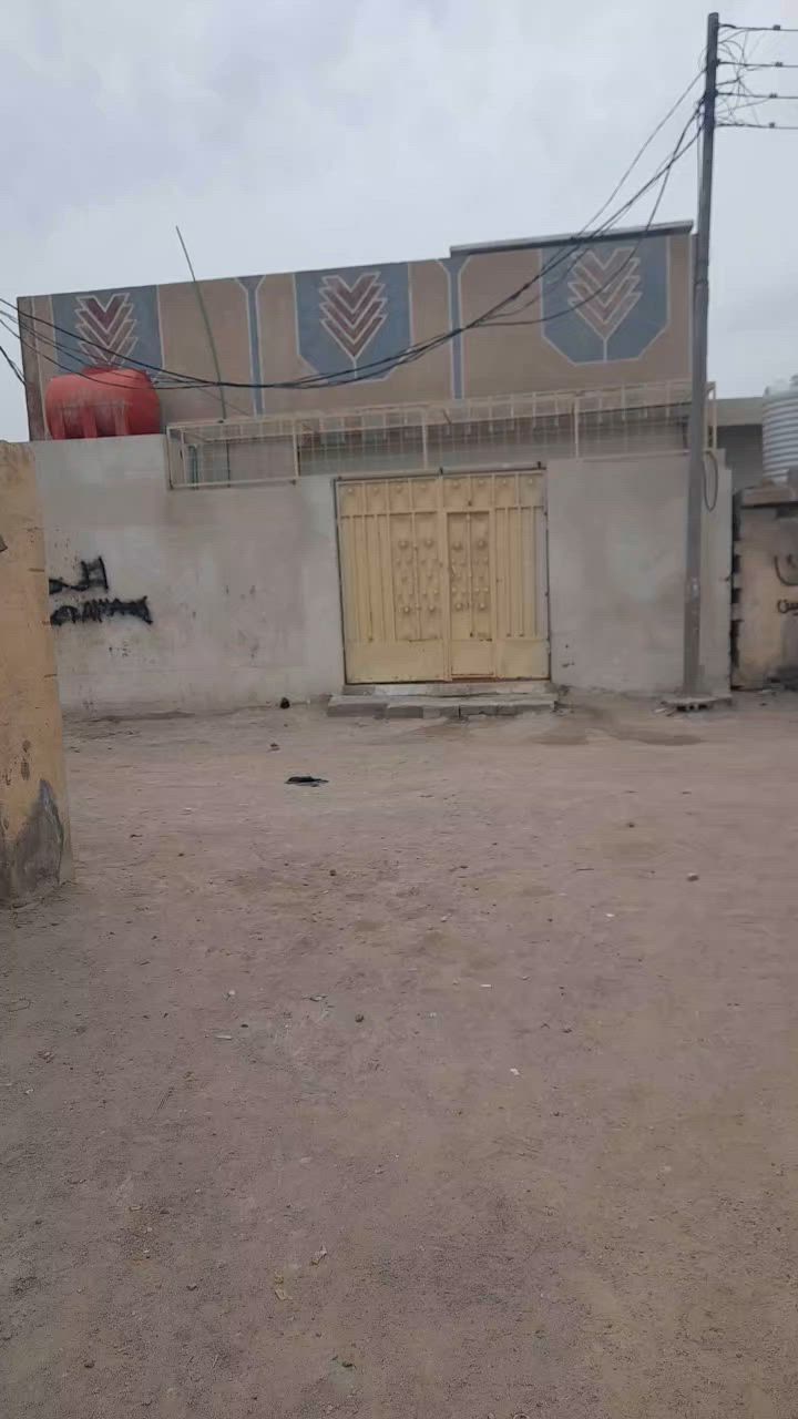 بيت زراعي في حي القائد يتكون من غرفتين ومطبخ وصحيات المساحة ١٠٥ متر البيت نظيف بناء جديد بحدود ٦سنوات كله سيراميك وكهرباء كذالك تأسيس جديد البيت كامل مكمل سند ٢٥ قريب على الطابو ٤ بيوت بيت ركن يصير  وماء وكهرباء متوفر ومدراس وأسواق  وكافة الأشياء إلى تحتاجة متوفرة قريبة عليك السعر ٤٥ مليون وبيه مجال ان شاءالله للتواصل الاتصال على الرقم ***********
