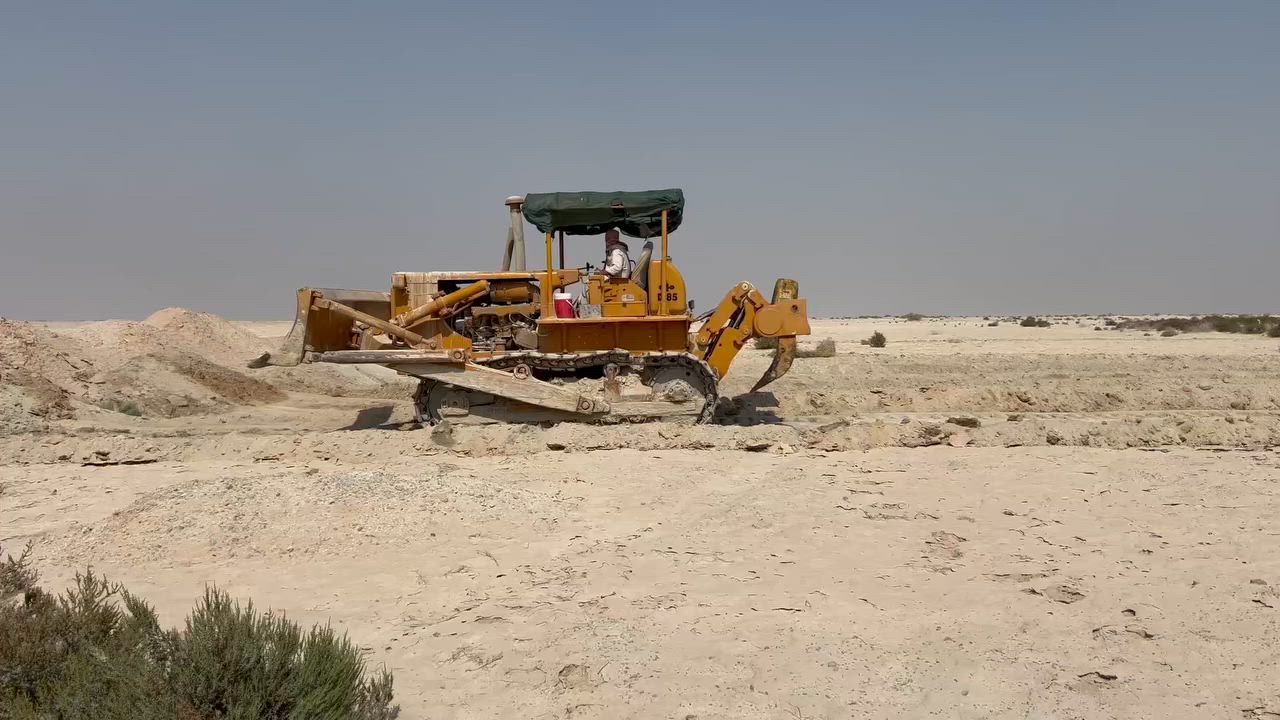 للبيع بلدوزر حجم ٨٥ موديل ٨٢ رقم الماني معمر تعمير كامل من محرك وكير وتركم  للاستفسار ***********. او ***********.
