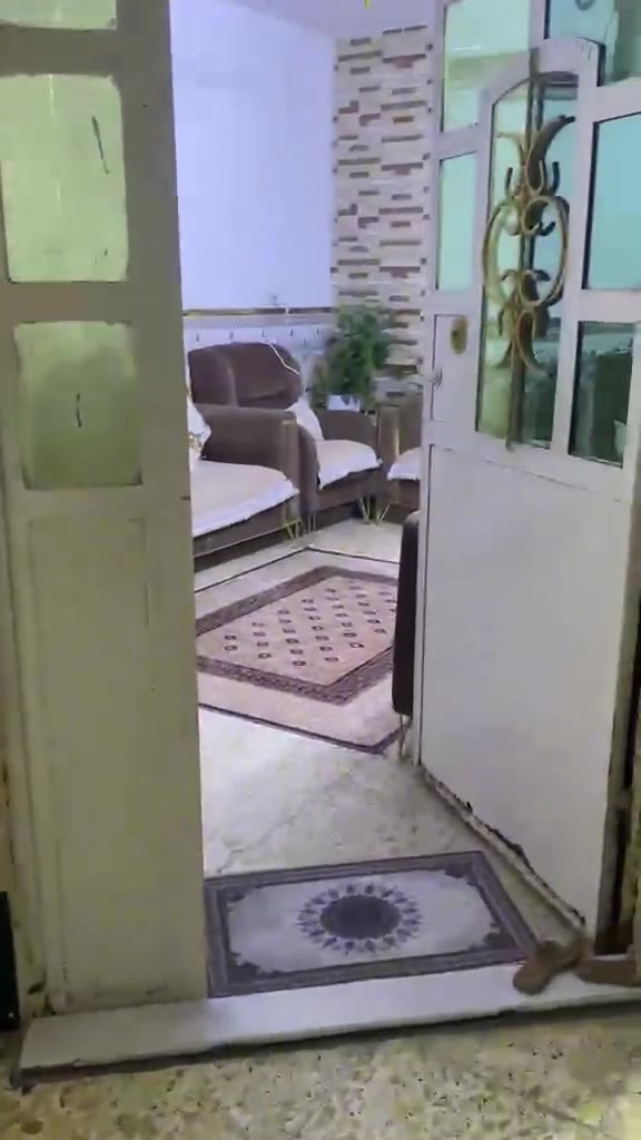 السلام عليكم... بيت 100 متر طابو صرف 5 * 20 حي الرحمة شارع 15 فرع أسواق قطر الندى استقبال وصاله وغرفة 5 *5  وراها ترك متر ومطبخ الطابق الثاني غرفة هيكل نقص بياض وكاشي السطح شتايكر جديد البيت مستوى الشارع وارتفاع السقف 3 متر تقريبآ السعر 95
__ *********** __ ابو أمير... بناء البيت بلوك والسقف صب مسلح
