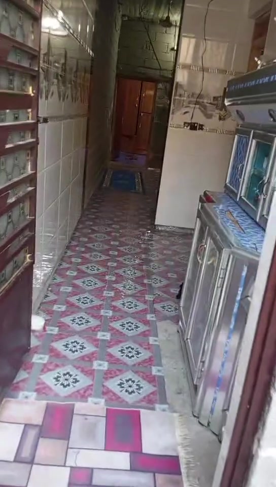 السلام عليكم بيت البيع مساحه 100متر كامل بناء حديث مكان مدينه الصدر حي طارق الغديم  غرب جامع شيخ حاجم مستعجل عل بيع السعر 55وبي مجال ***********
