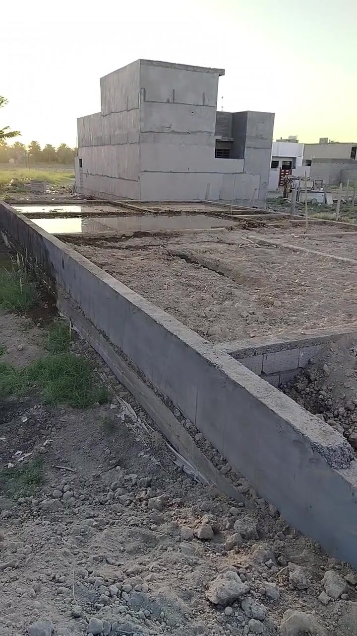 سلام عليكم بتلو مساحه ٢٥٠ متر ركن علا تلث افرع حته محل يرهم بي البناء ١٨٠ ولباقي حديقه ٧٠ متر علا طول البيت طابو زراعي قرار ٢٥ يتكون من غرفتين نوم وصاله وصحيات ومطبخ وستقبال وكراج الموقع بهرز حي الشرطه خدمات كامله مي مجاري كهرباء باقي بس تبليط سعر ٤٨ هاذه رقمي ***********
