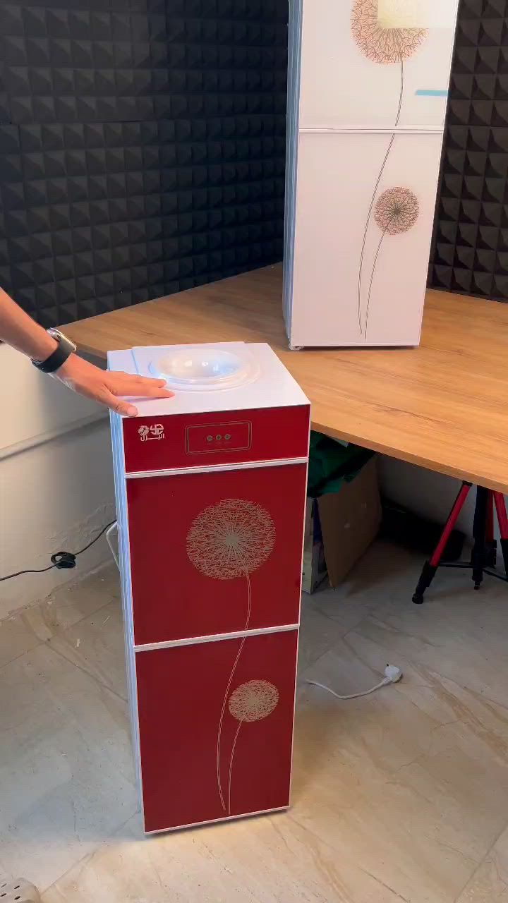 مبرد ماء وثلاجة جديدة بالكارتون وعندي كميات وتوصيل لكل المحافظات للحجز راسلوني بالتطبيق مو بالواتساب 
المواصفات:
براد مياه مع ثلاجة ماركة اليزن المتطور مياه حارة وباردة فورية.

الاستخدامات:

مثالي للمنازل، المكاتب الشركات، العيادات، وقاعات الانتظار لتوفير مياه شرب نقية (حارة وباردة) على مدار الساعة.

يوفر مياهًا مغلية فورية لإعداد الشاي، القهوة، والمشروبات الساخنة بدون انتظار.

الثلاجة السفلية المدمجة ممتازة لحفظ وتبريد العصائر، المشروبات الغازية، الفواكه، أو الوجبات الخفيفة للموظفين.

المميزات:

تصميم فاخر من الزجاج: واجهة أمامية مصنوعة من الزجاج المقسى الأنيق المقاوم للخدوش بنقوش زهرية راقية، متوفر بخيارات ألوان جذابة (الأحمر الناري الملكي والأبيض الفاخر) ليناسب أرقى الديكورات.

ثلاجة سفلية حقيقية مقسمة: الجزء السفلي ليس مجرد خزانة، بل ثلاجة تبريد فعلية مجهزة برف داخلي يقسمها إلى خانتين متساويتين بذكاء لاستغلال المساحة.

تحكم خلفي مستقل وسلك متين: يحتوي على مفاتيح تشغيل منفصلة خلف البراد (الأخضر للتبريد والأحمر للتسخين) للتحكم الكامل وتوفير الطاقة، مع قاطع أمان لحماية الأطفال وسلك طاقة أوروبي متين ومقاوم للقطع.

حامل قوارير ذكي مدمج: الفتحة العلوية مصممة بقمع مدبب لتثقيب أغطية قوارير الماء تلقائياً ومنع تسريب أو تدفق المياه خارج الجهاز أثناء التبديل كما في.

الملاحظات:

تنبيه التشغيل الأول (هام جداً): كما يوضح ملصق التحذير يمنع منعاً باتاً تشغيل مفتاح التسخين الأحمر قبل تركيب قارورة الماء والتأكد من نزول الماء من الحنفية الحارة أولاً، وذلك لتجنب احتراق الهيتر الداخلي وتلف الجهاز.

إرشادات النقل والشحن: بعد استلام البراد وتحريكه، يجب تركه واقفاً في مكانه لمدة لا تقل عن 2 إلى 4 ساعات قبل توصيله بالكهرباء، وذلك لضمان عودة غاز التبريد في الكومبريسر إلى وضعه الطبيعي وضمان كفاءة التبريد.

المسافة الآمنة للتهوية: يرجى وضع البراد في مكان جاف وجيد التهوية، مع ترك مسافة لا تقل عن 10 سم بين ظهر البراد والحائط لضمان عمل شبكة التكثيف الخلفية (Condenser) بشكل سليم ومنع ارتفاع حرارة المحرك.

القياسات:

قياس المنتج: 31 × 31 × 95 سم.

قياس الكارتون: 34 × 34 × 98 سم.

قياس ثلاجة البراد: الطول 24 سم × العرض 16 سم × الارتفاع الكلي 32 سم.

ارتفاع خانات الثلاجة: الخانة الأولى 16 سم  الخانة الثانية 16 سم.

القدرة التشغيلية: قوة التسخين (500-550 واط) تمنح حرارة بين 85°C إلى 95°C، وقوة التبريد (75-100 واط) تمنح برودة بين 10°C إلى 15°C [معيار CE الدولي] كما يظهر في ملصق البيانات بـ