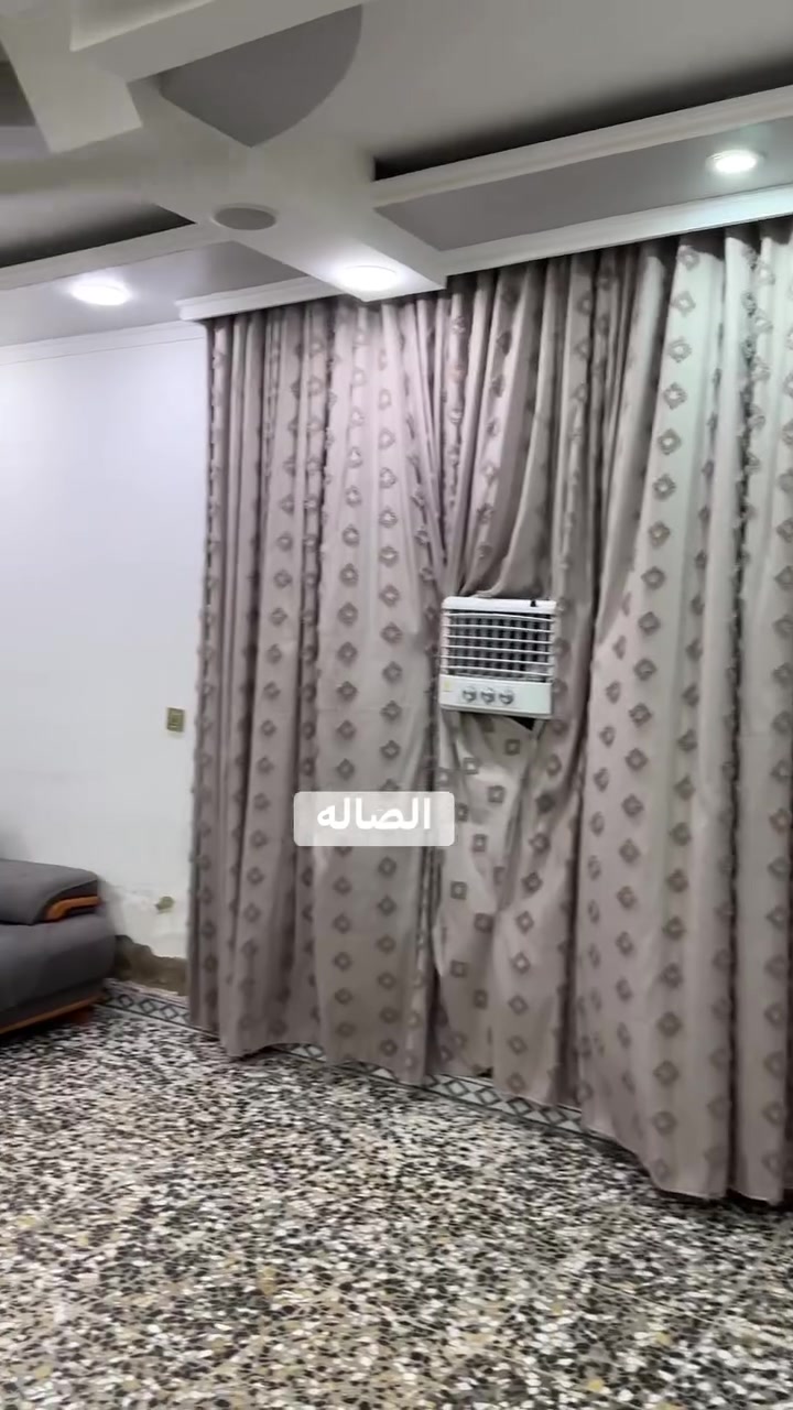 السلام عليكم 
بيت للبيع المساحه ١١٠ ركن
واجه ١٠
نزال ١١
يتكون البيت من صاله وهول وغرفه  نووم ومطبخ
وطرمه  وبيتونه كبيره وسطح  كبير 
للاستفسار الاتصال على هذا الرقم
***********
