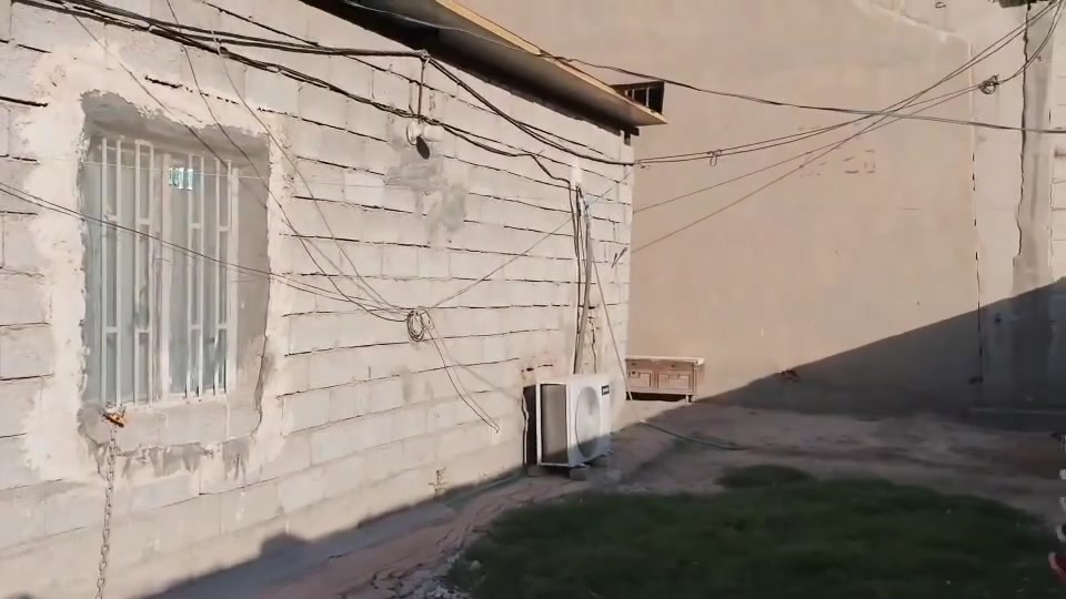 دار للبيع الموقع بغداد جسر ديالى القديم نهاية شارع المصرف قرب معامل الكزاز المساحه 200 متر مبني 100 السعر راسلني خاص *********** موجود عل واتساب
