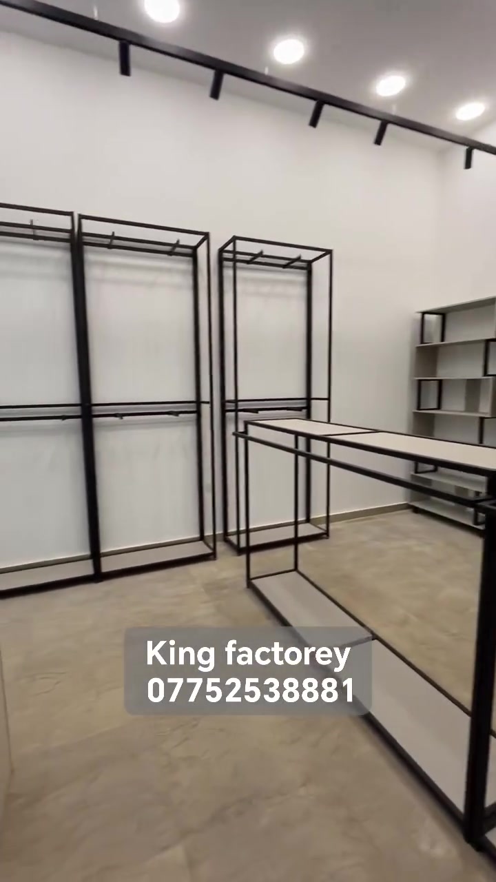 كل ماهو جديد ومميز تجدو لدى شركة king factorey
مختصون بتصميم وتنفيذ ديكورات المحلات التجارية.
مثل ما تشوفون، التصميم يعتمد على أسلوب عصري يجمع بين الأناقة والعملية. تم استخدام رفوف معدنية وعده استاندات تعليك الملابس باللون الأسود مع رفوف خشبية  تعطي مظهر راقٍ ومنظم، إضافة إلى خزائن سفلية خشبية توفر مساحة تخزين كبيرة.
على الجانبين تم تنفيذ وحدات عرض داخلية بإطارات أنيقة ولون خشبي  حتى تبرز المنتجات بشكل جذاب وتستغل كل مساحة داخل المحل.
 تمنح المكان إحساساً بالفخامة والراحة.
 نهتم بأدق التفاصيل، من التصميم إلى التنفيذ، لنقدم لكم محلاً يجمع بين الجودة، المتانة، والشكل العصري.
إذا كنت ترغب بتجهيز محلك بأحدث التصاميم، تواصل مع King Factore... نحو ديكور يلفت الأنظار ويزيد من قيمة مشروعك
يوجد فريق مختص يوصل لمحلك ياخذ قياسات بلمضبوط وينطيك كل التفاصيل عن عملنا
للاكثر معلومات يرجى مراسلتنا على الخاص او الاتصال بالرقم *********** ويوجد
العنوان بغداد المدائن
