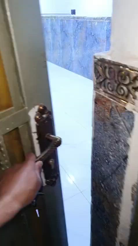 شقة للإيجار العمارات السكنية شقق الإسكان شقة أرضية مقابل ال باني موقع راقي جدا مساحة الشقة 160 متر بيها اضافة بناء استقبال خارجي معزول + صحيات وطارمة كبيرة الداخل غرفتين صالة كبيرة مطبخ وصحيات ***********

