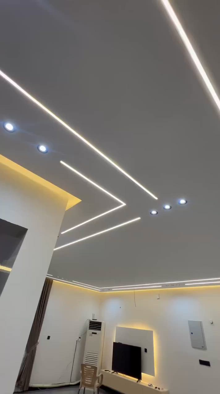السلام عليكم الي محتاج فني كهرباء تاسيس او ديكورات أني حاليا متفرغ  الي يحب يتواصل يتصل على الرقم ***********
