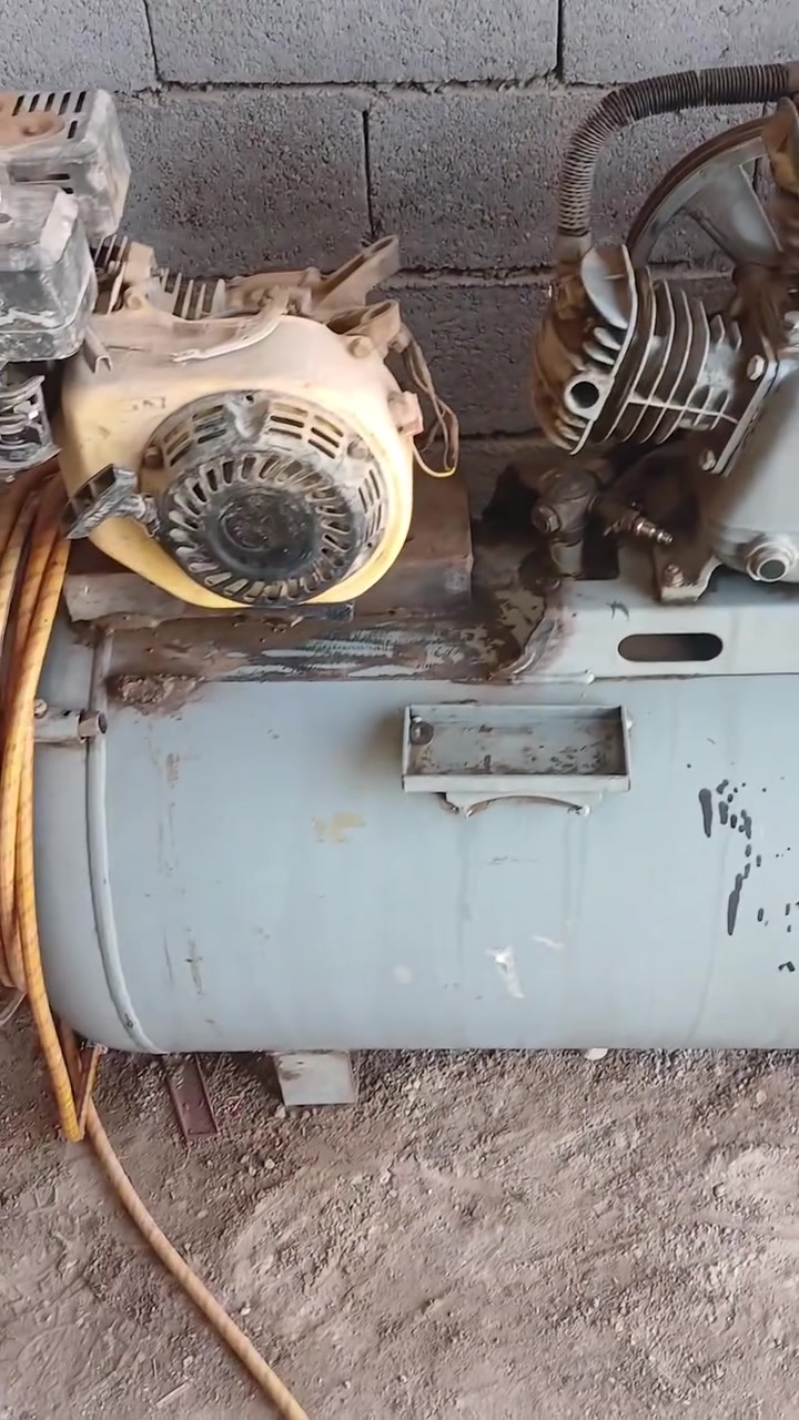 إعادة النشر
كمبريسر ثري فيز350لتر محركين كهرباء وبانزين البانزين شغال عوزة تانكي بس للبيع 700وبي مجال 
***********
