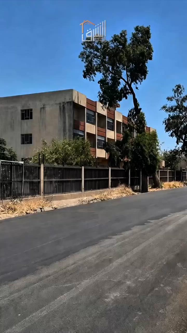 🏢 فرصة استثمارية نادرة في شارع المحافظة القديمة

عقار للبيع في واحد من أهم المواقع التجارية في كركوك، على شارع المحافظة القديمة، بالقرب من فلكة المحافظة القديمة وعلى بعد دقائق من مول أوف كركوك، أكبر مركز تجاري في المدينة.

📐 المساحة: 1100 متر مربع
📍 عقار ركن
📍 مطل على شارعين وبواجهتين

يتميز العقار بموقع استراتيجي في شارع يضم نخبة من أشهر المطاعم والعلامات التجارية والمحلات المعروفة في كركوك، مما يجعله فرصة مثالية للمشاريع التجارية والاستثمارية بمختلف أنواعها.

📞 للمزيد من التفاصيل وحجز موعد للمعاينة:
***********

📍 الشرق للعقارات
كركوك – طريق بغداد –عمارة  الجدوع مقابل راشي العرائس 

هل تبحث عن عقار استثماري أو تجاري بمواصفات معينة؟
تواصل معنا وسيساعدك فريق الشرق للعقارات في إيجاد الفرصة المناسبة.
