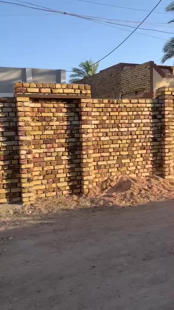 دار للبيع طابو صرف المساحة 240م العنوان الحمزة الغربي حي العسكري شارع طه قرب بيت أستاذ جلال يتكون من غرفتين وصاله ومطبخ وصحيات داخلية وخارجية وكراج سيارة وحديقة السعر 80 الاستفسار الاتصال على الرقم *********** البناء بلوك والسطح عكاده
